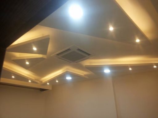 Innertak med spotlights och modern belysning installerad av MF Renovering